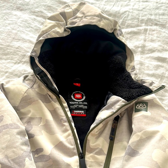 686 waterproof jacket for snowboarding and skiing - Picture 1 of 4